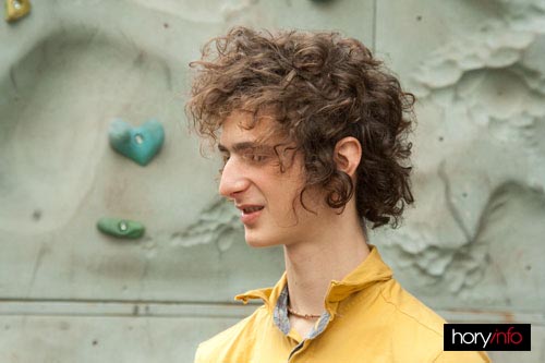 Adam Ondra před mobilní stěnou