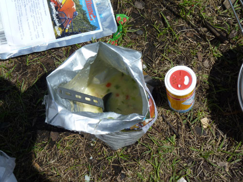 Outdoorová lžíce je krátká
