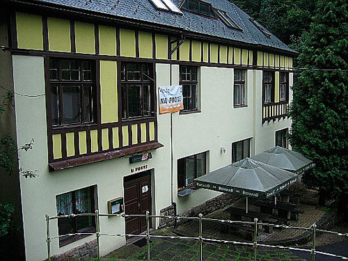 Teorie a vlastní závěr proběhl v restaurantu U Kosti, který stále zdobí nápis NA PRODEJ