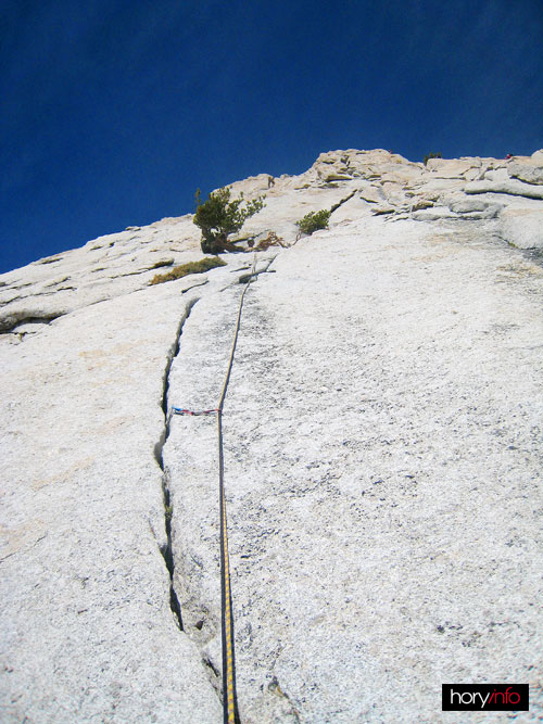 Cathedral Peak - pohodová prstová spára pod 1. štandem