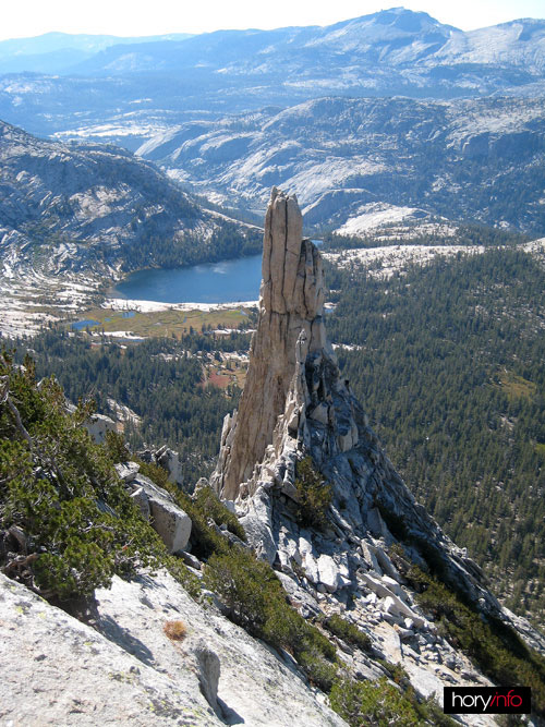 Cathedral Peak - sestup k Eichorn's Pinnacle, dole v pozadí Cathedral Lakes