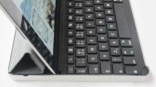 Držení iPadu lze vylepšit srolovaným Smart Coverem