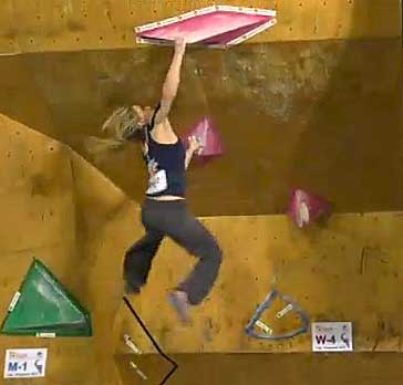 Shauna Coxsey drtí lištu ve čtvrtém boulderu
