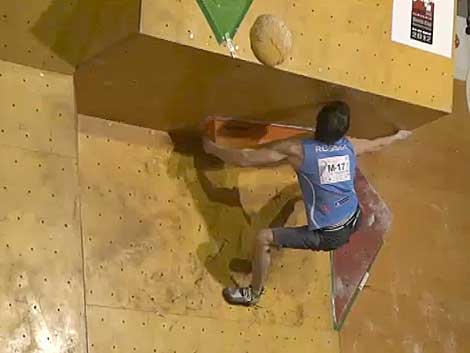 Rustam Gelmanov flashjuje čtvrtý boulder