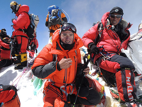 Ueli Steck se Šerpy na vrcholu Everestu