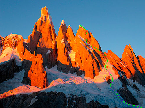 Cerro Stanhardt (2730 m.) s Torre Egger a Cerro Torre zprava doleva). Vyznačena je cesta Exocet.