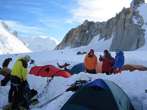 Tábor pod Aiguille du Midi ve Valée Blanche