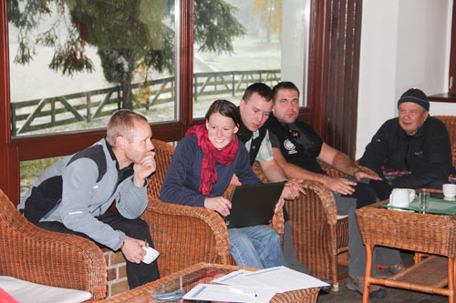 Při přípravě na praktické workshopy probíhaly v kuloárech různé veselé diskuze