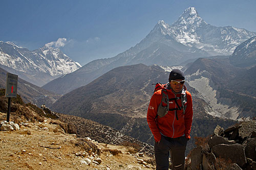 Cesta do Dingboche. Jižní stěna Lhotsevlevo, , Ama Dablam vpravo