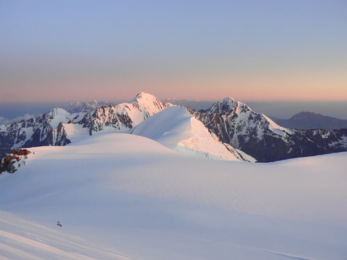 Svítání nad Centrálním Kavkazem – z výstupu na Kazbek od západu z kazbeckého plata