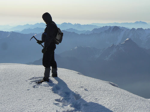 Z vrcholu Kazbeku směrem k východu, úplně vpravo hora Tebulo 4492 m