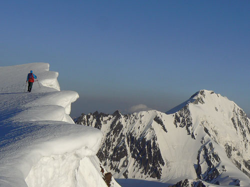 Hřebenem Maili chochu k Džimaře 4780 m (vpravo)