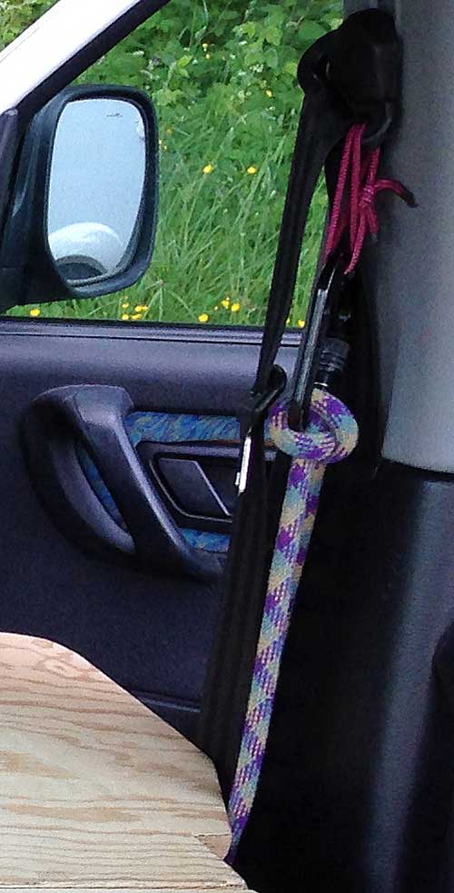 Detail smyčky na kotvě pásů a navázání lana držícího postel