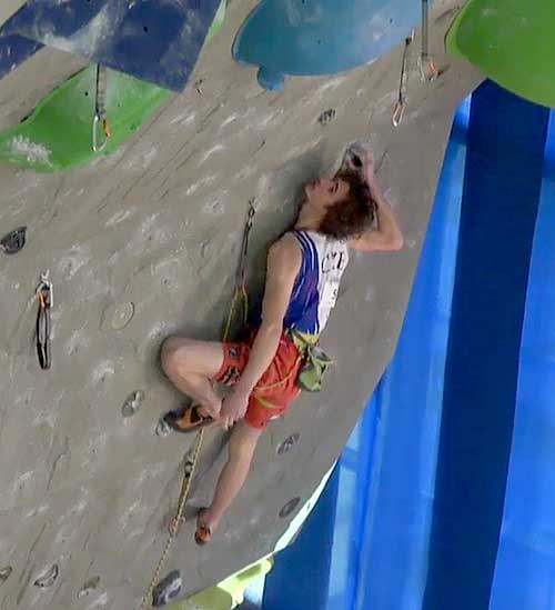 Adam Ondra na druhé kvalifikační cestě v Kranji