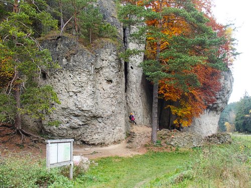 Hlavní pohled na oblast Weißenstein - po levé straně jednoduché cesty, v pravo převis s několika osmičkami