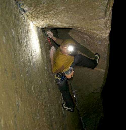 Tommy Caldwell pri nočním výstupu v Yosemitech