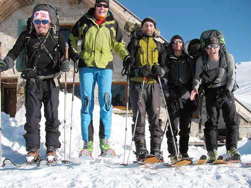 Nasertivní útočná skupina – Ropák, co nepozná var, nejpomalejší česká skialpinistka Markéta, průkopník slepých uliček Hanz, progresivní lyžař Dušan a Stařena zvaný Blatouchový Květ .