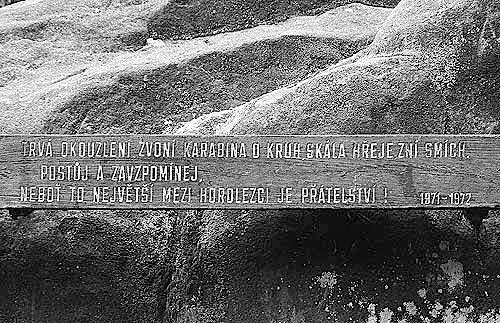 Motto na symbolickém hřbitově ve Skaláku je od Chrousta, kruh se uzavřel...