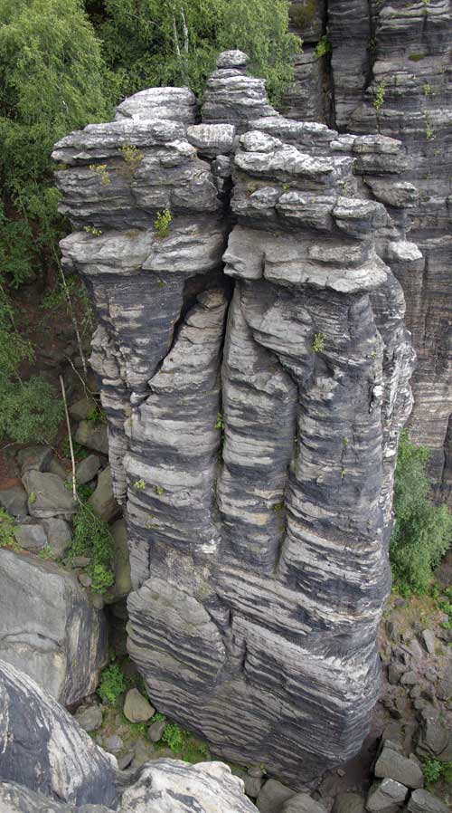 Rabenturm, SZ stěna. NW wand vede prostředkem do vhloubení. Kruh je pod začátkem vhloubení.