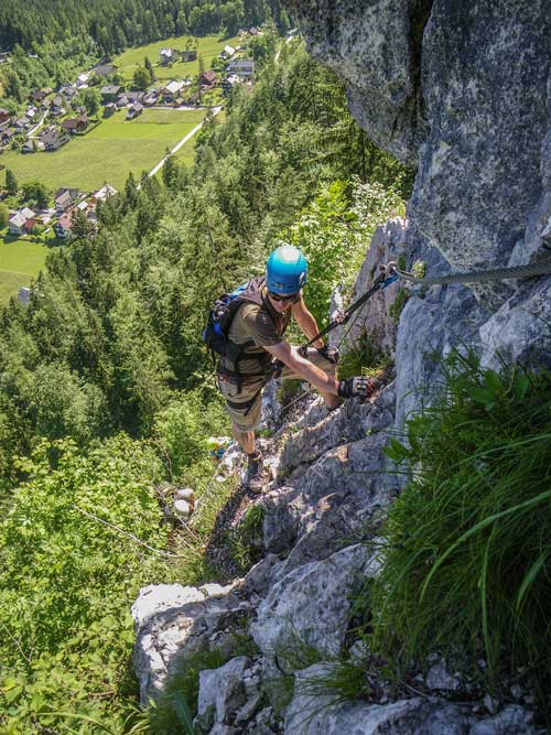 Kletersteig Echernwand - Sam cestou stíhá výhledy po krajině u Hallstattského jezera