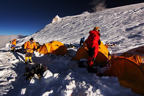 Čtvrtý výškový tábor (7400m). Pěkně nehostinné místo, strašně na ráně. Poprvé je vidět hlavní vrchol a - je to kousek. Tak šest, sedm hodin... 