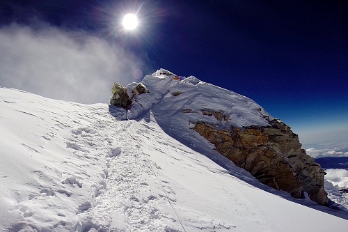 Vrchol Manaslu. Ach jo, ještě tak 50 kroků mi zbývá. A bude to dlouhých 50 kroků... 