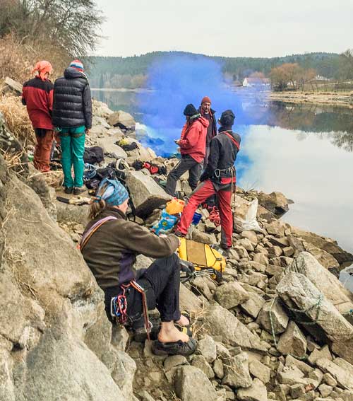 Petarda s modrým kouřem ukončila akci