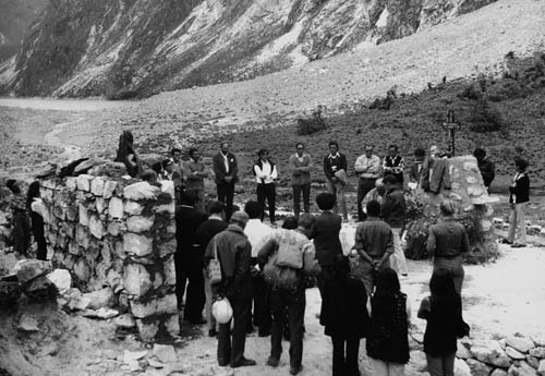 Peru 72, odhalování památníku