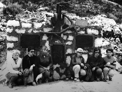 Peru 72, u památníku Jechová, Náhlovská, Novotná, Černá, Kolářová, Nejedlová