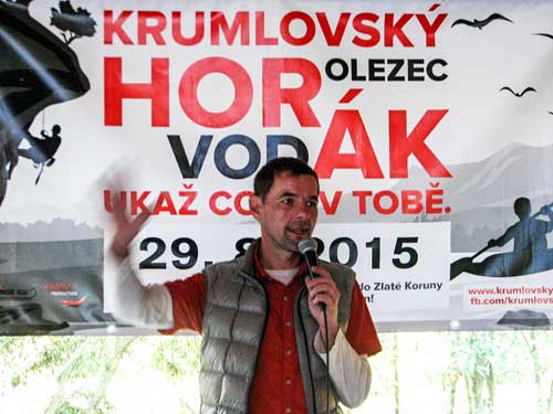 Pan ředitel v totálním barevném souznění těsně před startovním výstřelem