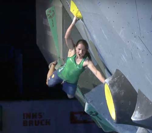 Anna Stöhr právě kopla patou do sousedního boulderu