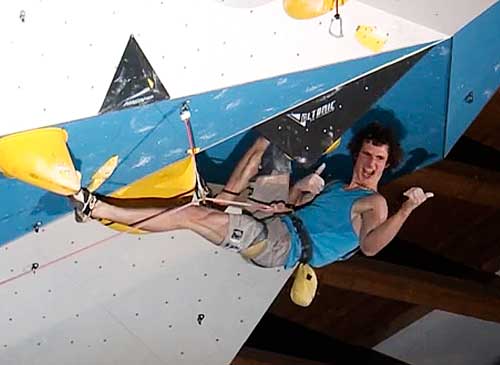 Postrach stavěčů Adam Ondra vymyslel no hand rest ve finálovce