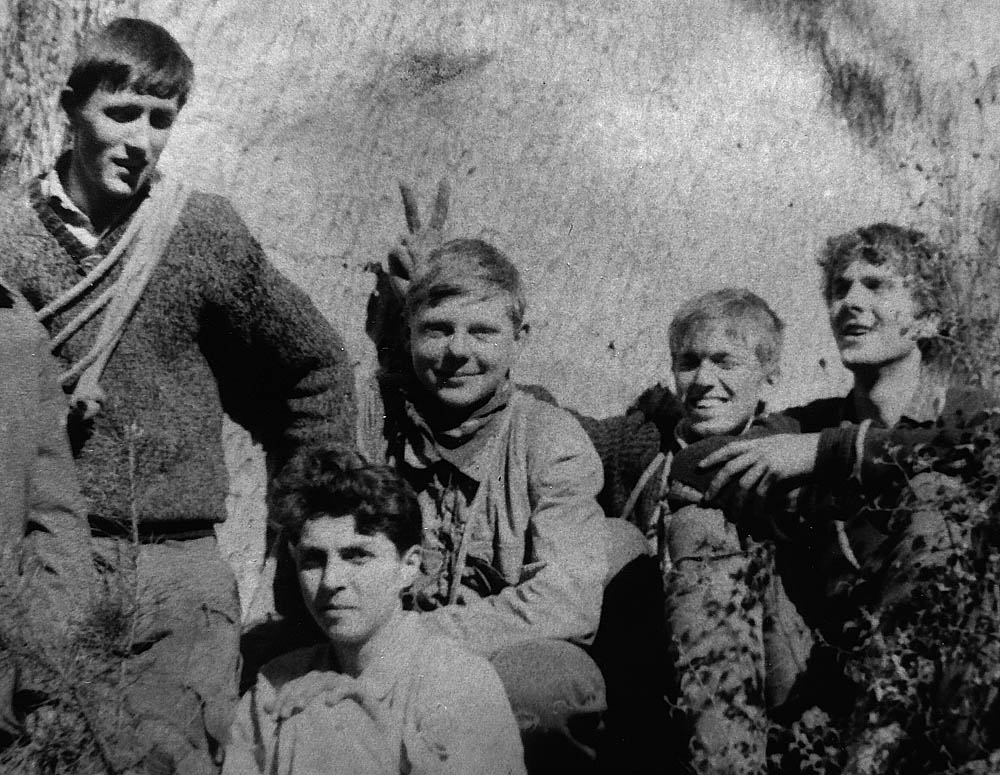 Hoši z KZP Honza „Chroust“ Procházka, Zbyněk Ledabyl, Jirka „Šáša“ Jíra, Pavel „Ščevl“ Ščevlík a Vláďa „Filek“ Kuchař pod Anebem, duben 1967