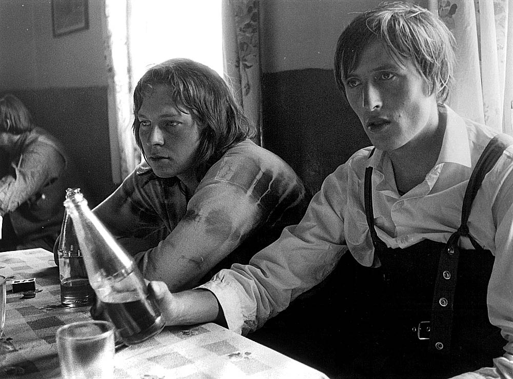 Pavel „Stříbrňák“ Stříbrný a Honza „Chroust“ Procházka v hospodě na Suškách v květnu 1973, znaveni po focení pro „Základy horolezectví“