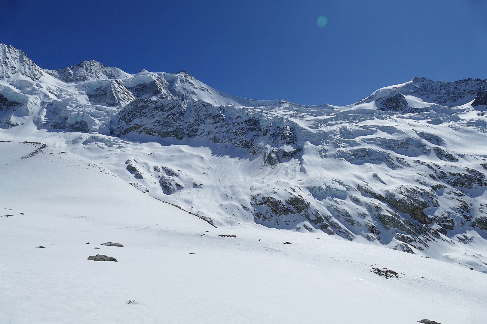 Pohled na ledovec Moming a hřeben