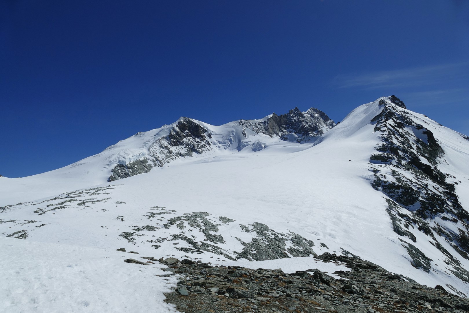 Bishorn vlevo a Tête de Milon vpravo