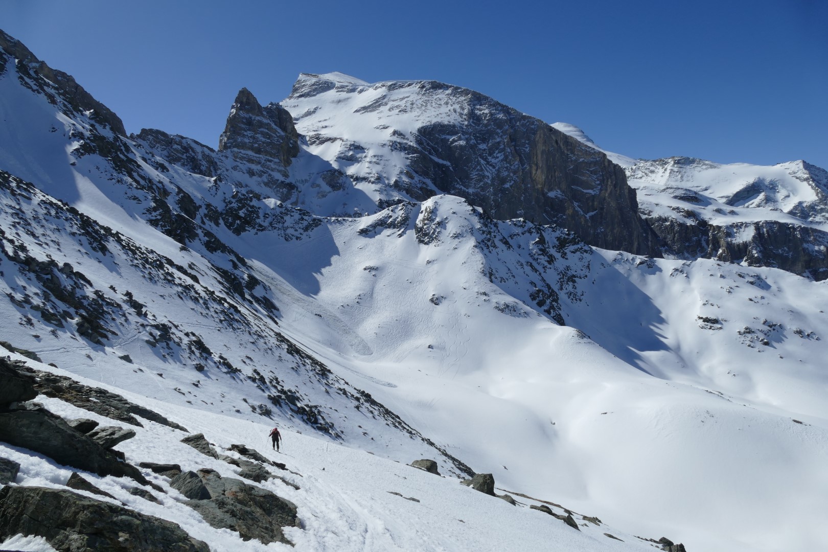 Výstup do sedla Jungtaljoch  v pozadí Piipjilicke