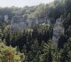 Podmokelská (vlevo) a Taktovka (vpravo). Údolní Podmokelská údolní cesta vede po levé hraně Podmokelské (věž přímo uprostřed - vlastně hrana na začátku hřebene za Taktovkou)